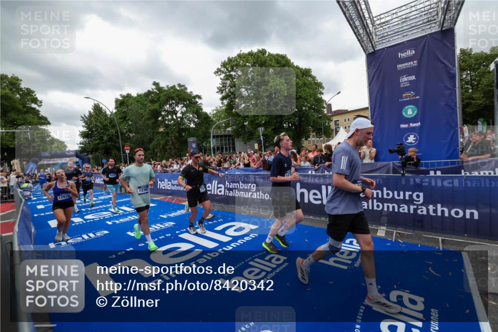 29.06.2025 - hella hamburg halbmarathon Zöllner http://msf.ph/oto/8420342 29.06.2025 10:53:06 Ziel 2208, 3059, 3258, 3334, 4121, 7509, 7864, 8587, 9093, 9537, 12155, 12367, 12519, 12910, 14323, 14791, 15430, 18590, 18720, 19208 meine-sportfotos.de