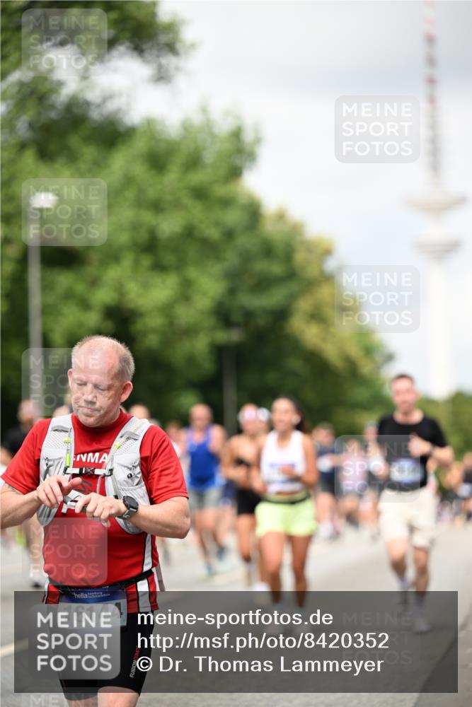 29.06.2025 - hella hamburg halbmarathon Dr. Thomas Lammeyer http://msf.ph/oto/8420352 29.06.2025 10:46:54 Kennedybrücke 1360, 1752, 1994, 2069, 2134, 2509, 3276, 3378, 3874, 4385, 4680, 4735, 4736, 5419, 6136, 6440, 6828, 6837, 7022, 7023, 7040, 7043, 7260, 7357, 7477, 7666, 8014, 8525, 8526, 9644, 9980, 10532, 10623, 10842, 11074, 11075, 11331 meine-sportfotos.de