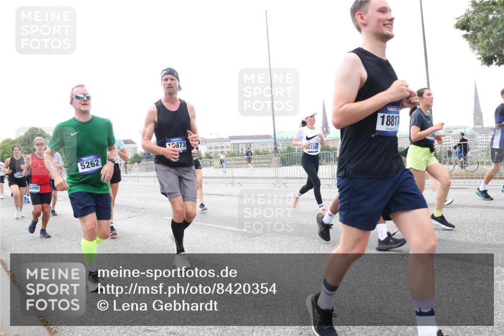29.06.2025 - hella hamburg halbmarathon Lena Gebhardt http://msf.ph/oto/8420354 29.06.2025 10:52:24 Lombardsbrücke 1328, 6492, 973, 5262, 1299, 18817, 1418, 1826, 1978, 2362, 2420, 2528, 2983, 3038, 3140, 3645, 4087, 4273, 4436, 4591, 4598, 4606, 4815, 5062, 5262, 5360, 6386, 6403, 6404, 6406, 6456, 6671, 6985, 7511, 7682, 7690, 7691, 7735, 7812, 8194, 8196, 8250, 8251, 8621, 9068, 9070, 9103, 9368, 9460, 9730, 9731, 10080, 10296, 10342, 10392, 10533, 10600, 10634, 10673, 10884, 10928, 11084, 11126, 11127, 11297, 11375, 11736, 11899, 11974, 12546, 12558 meine-sportfotos.de