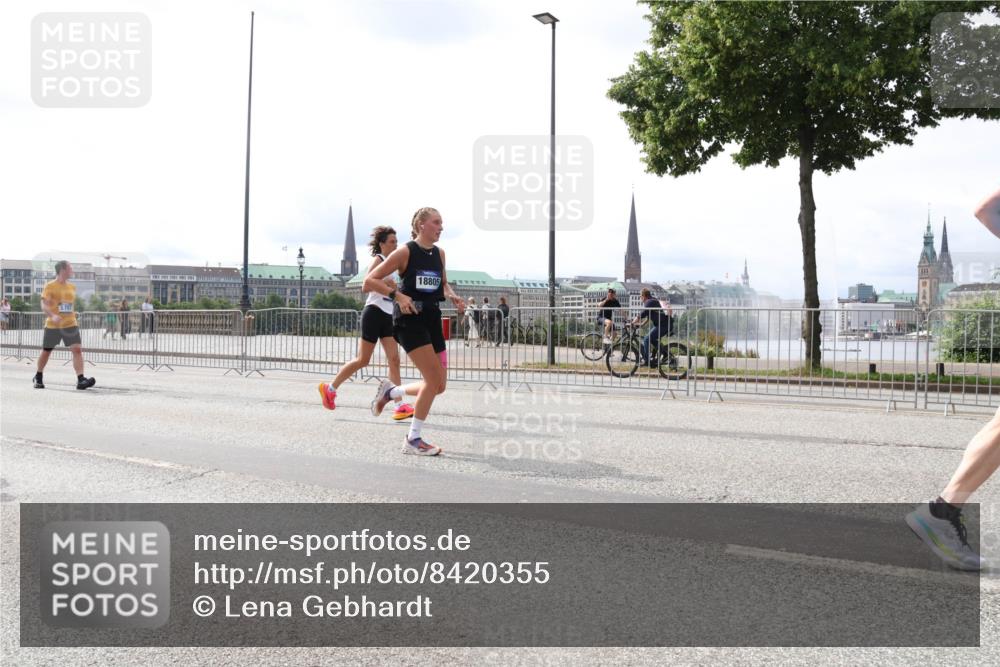 29.06.2025 - hella hamburg halbmarathon Lena Gebhardt http://msf.ph/oto/8420355 29.06.2025 10:27:34 Lombardsbrücke 18805, 1530, 2080, 2306, 2775, 3389, 4372, 5177, 5285, 5707, 5825, 6214, 6259, 7234, 7314, 7764, 7944, 7978, 8085, 8281, 9349, 9688, 10077, 10158, 10412, 10413, 11256, 11766, 12500, 12823, 13043, 14020, 14021, 14206, 15607, 15641, 16569, 16804, 16838, 17427, 17445, 17791, 18012, 18097, 18301, 18626, 18766, 18976 meine-sportfotos.de