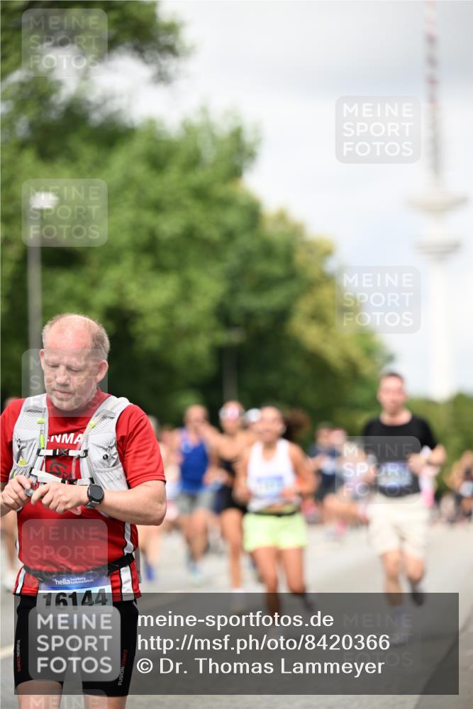 29.06.2025 - hella hamburg halbmarathon Dr. Thomas Lammeyer http://msf.ph/oto/8420366 29.06.2025 10:46:54 Kennedybrücke 1360, 1752, 1994, 2069, 2134, 2509, 3276, 3378, 3874, 4385, 4680, 4735, 4736, 5419, 6136, 6440, 6828, 6837, 7022, 7023, 7040, 7043, 7260, 7357, 7477, 7666, 8014, 8525, 8526, 9644, 9980, 10532, 10623, 10842, 11074, 11075, 11331 meine-sportfotos.de