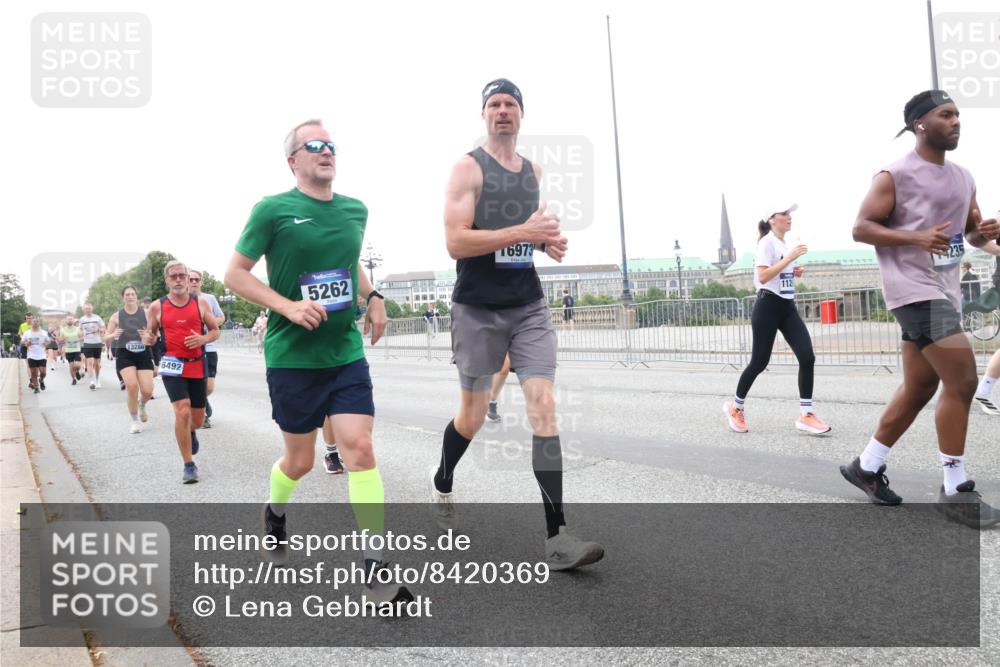 29.06.2025 - hella hamburg halbmarathon Lena Gebhardt http://msf.ph/oto/8420369 29.06.2025 10:52:24 Lombardsbrücke 13286, 16492, 5262, 16973, 112, 4235, 1418, 1826, 1978, 2362, 2420, 2528, 2983, 3038, 3140, 3645, 4087, 4273, 4436, 4591, 4598, 4606, 4815, 5062, 5262, 5360, 6386, 6403, 6404, 6406, 6456, 6671, 6985, 7511, 7682, 7690, 7691, 7735, 7812, 8194, 8196, 8250, 8251, 8621, 9068, 9070, 9103, 9368, 9460, 9730, 9731, 10080, 10296, 10342, 10392, 10533, 10600, 10634, 10673, 10884, 10928, 11084, 11126, 11127, 11297, 11375, 11736, 11899, 11974, 12546, 12558 meine-sportfotos.de
