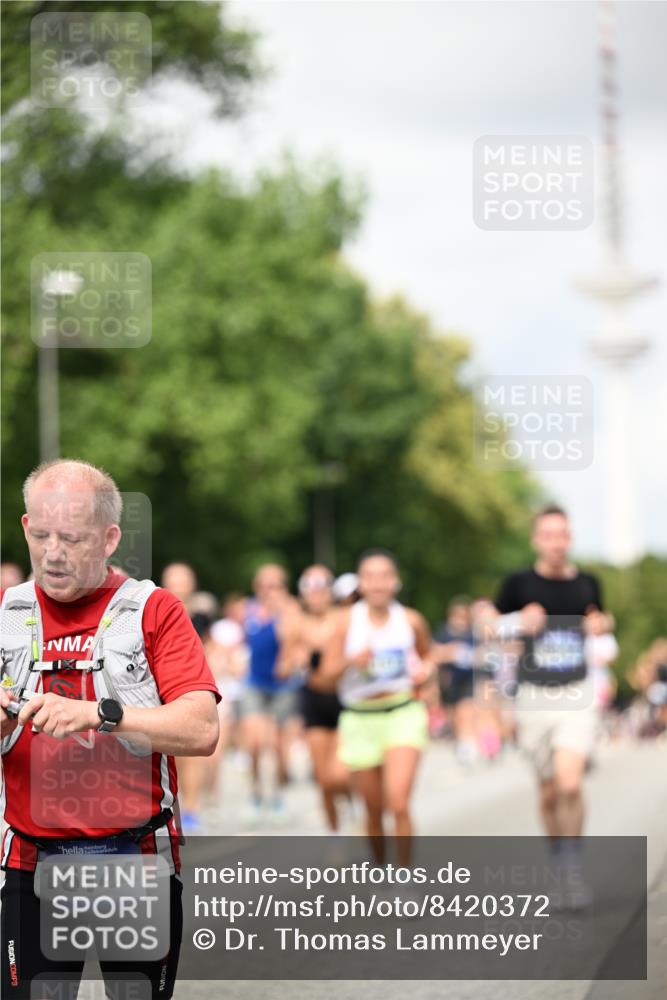 29.06.2025 - hella hamburg halbmarathon Dr. Thomas Lammeyer http://msf.ph/oto/8420372 29.06.2025 10:46:54 Kennedybrücke 1360, 1752, 1994, 2069, 2134, 2509, 3276, 3378, 3874, 4385, 4680, 4735, 4736, 5419, 6136, 6440, 6828, 6837, 7022, 7023, 7040, 7043, 7260, 7357, 7477, 7666, 8014, 8525, 8526, 9644, 9980, 10532, 10623, 10842, 11074, 11075, 11331 meine-sportfotos.de