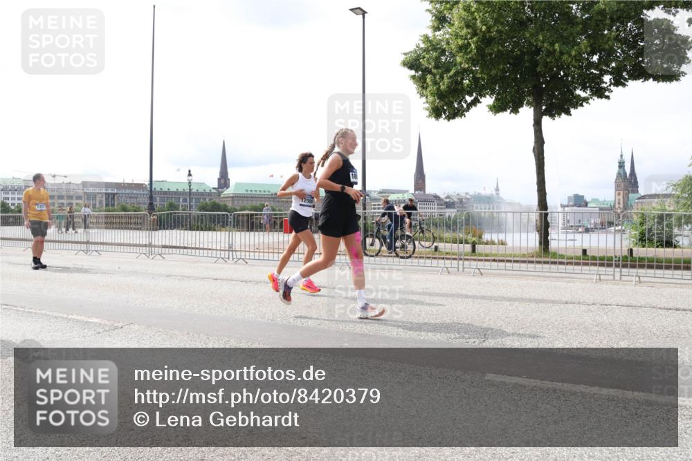29.06.2025 - hella hamburg halbmarathon Lena Gebhardt http://msf.ph/oto/8420379 29.06.2025 10:27:35 Lombardsbrücke 5707, 1250, 1530, 2080, 2775, 3389, 4372, 5177, 5285, 5825, 6214, 6259, 7234, 7314, 7764, 7944, 7978, 8085, 8281, 9349, 9688, 10077, 10158, 10412, 10413, 11256, 11766, 12500, 12823, 13043, 13860, 14020, 14021, 14206, 15607, 15641, 16569, 16804, 16838, 17427, 17791, 18012, 18097, 18301, 18626, 18766, 18976 meine-sportfotos.de