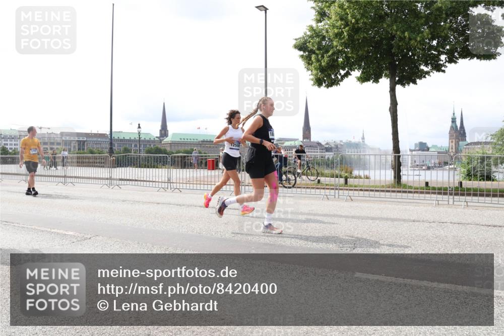 29.06.2025 - hella hamburg halbmarathon Lena Gebhardt http://msf.ph/oto/8420400 29.06.2025 10:27:35 Lombardsbrücke 5707, 18, 1530, 2080, 2775, 3389, 4372, 5177, 5285, 5825, 6214, 6259, 7234, 7314, 7764, 7944, 7978, 8085, 8281, 9349, 9688, 10077, 10158, 10412, 10413, 11256, 11766, 12500, 12823, 13043, 13860, 14020, 14021, 14206, 15607, 15641, 16569, 16804, 16838, 17427, 17791, 18012, 18097, 18301, 18626, 18766, 18976 meine-sportfotos.de