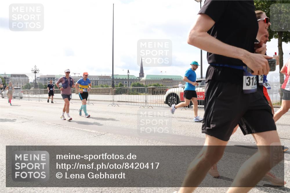 29.06.2025 - hella hamburg halbmarathon Lena Gebhardt http://msf.ph/oto/8420417 29.06.2025 10:18:21 Lombardsbrücke 3122, 181, 1159, 1160, 1234, 1268, 1325, 1554, 1641, 1820, 1982, 2087, 2147, 2335, 2634, 2703, 2931, 3125, 3202, 3321, 3482, 3529, 3977, 4123, 4383, 4710, 4738, 4804, 5004, 5909, 6270, 6332, 6533, 7094, 7160, 7454, 7641, 7649, 7838, 7882, 7883, 8067, 8128, 8248, 8341, 8607, 8799, 9222, 9505, 9539, 9586, 9658, 9717, 9734, 9748, 9834, 9844, 9964, 10172, 10332, 10502, 10509, 10659, 10687, 10908, 12498, 12541, 12548, 12552, 12703, 13341 meine-sportfotos.de