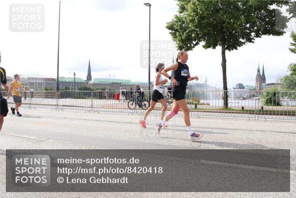 29.06.2025 - hella hamburg halbmarathon Lena Gebhardt http://msf.ph/oto/8420418 29.06.2025 10:27:35 Lombardsbrücke 18805, 1530, 2080, 2775, 3389, 4372, 5177, 5285, 5825, 6214, 6259, 7234, 7314, 7764, 7944, 7978, 8085, 8281, 9349, 9688, 10077, 10158, 10412, 10413, 11256, 11766, 12500, 12823, 13043, 13860, 14020, 14021, 14206, 15607, 15641, 16569, 16804, 16838, 17427, 17791, 18012, 18097, 18301, 18626, 18766, 18976 meine-sportfotos.de