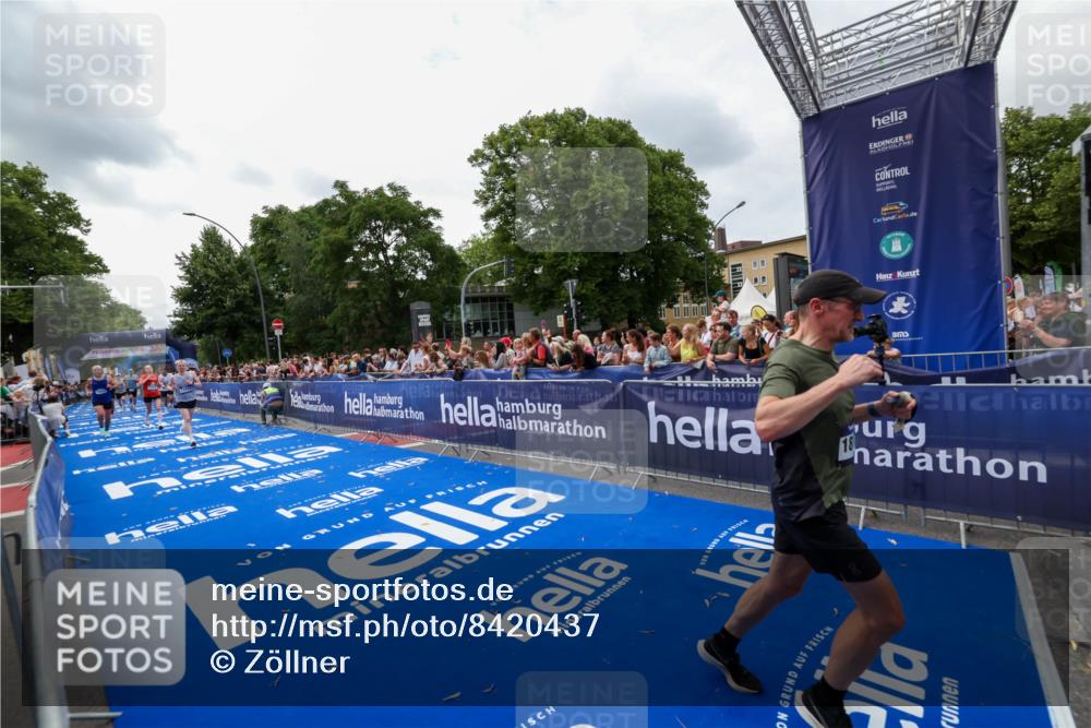29.06.2025 - hella hamburg halbmarathon Zöllner http://msf.ph/oto/8420437 29.06.2025 10:31:16 Ziel 3201, 4812, 10017, 10298, 11857, 12232, 13754, 14450, 18177, 19042 meine-sportfotos.de