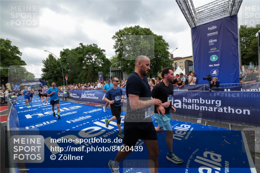 29.06.2025 - hella hamburg halbmarathon Zöllner http://msf.ph/oto/8420439 29.06.2025 10:53:09 Ziel 2111, 2208, 3059, 3258, 3334, 4121, 7864, 8587, 9093, 9537, 12155, 12910, 14323, 19208 meine-sportfotos.de