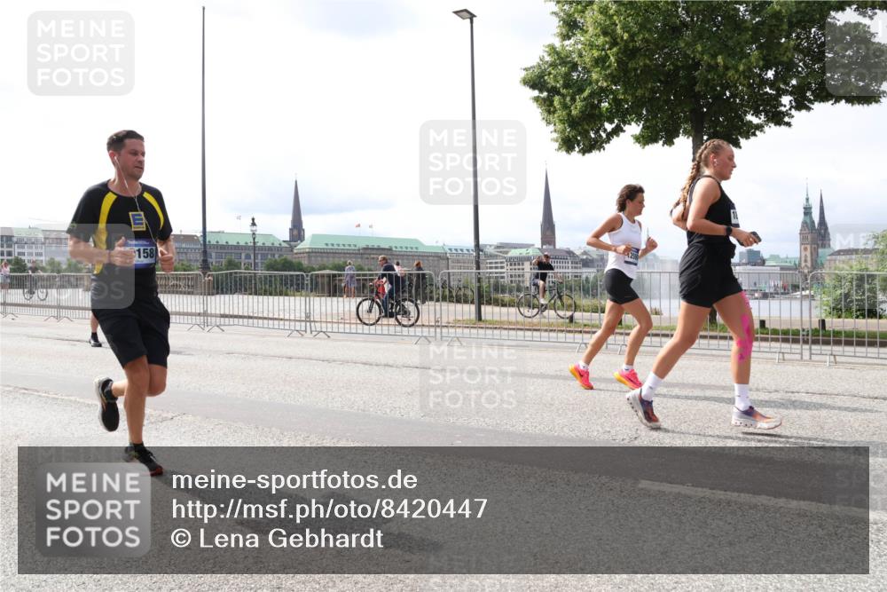 29.06.2025 - hella hamburg halbmarathon Lena Gebhardt http://msf.ph/oto/8420447 29.06.2025 10:27:35 Lombardsbrücke 1530, 2080, 2775, 3389, 4372, 5177, 5285, 5825, 6214, 6259, 7234, 7314, 7764, 7944, 7978, 8085, 8281, 9349, 9688, 10077, 10158, 10412, 10413, 11256, 11766, 12500, 12823, 13043, 13860, 14020, 14021, 14206, 15607, 15641, 16569, 16804, 16838, 17427, 17791, 18012, 18097, 18301, 18626, 18766, 18976 meine-sportfotos.de