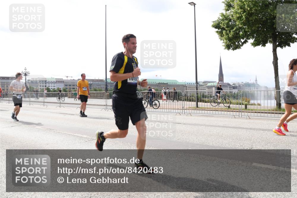 29.06.2025 - hella hamburg halbmarathon Lena Gebhardt http://msf.ph/oto/8420483 29.06.2025 10:27:36 Lombardsbrücke 5707, 158, 125, 2080, 2775, 3389, 4372, 5177, 5285, 5825, 6214, 6259, 7234, 7314, 7764, 7944, 7978, 8085, 8281, 9688, 10077, 10158, 10412, 10413, 11256, 11766, 12500, 12823, 13043, 13860, 14206, 15607, 15641, 16569, 16804, 16838, 17427, 17791, 18012, 18097, 18301, 18626, 18766 meine-sportfotos.de