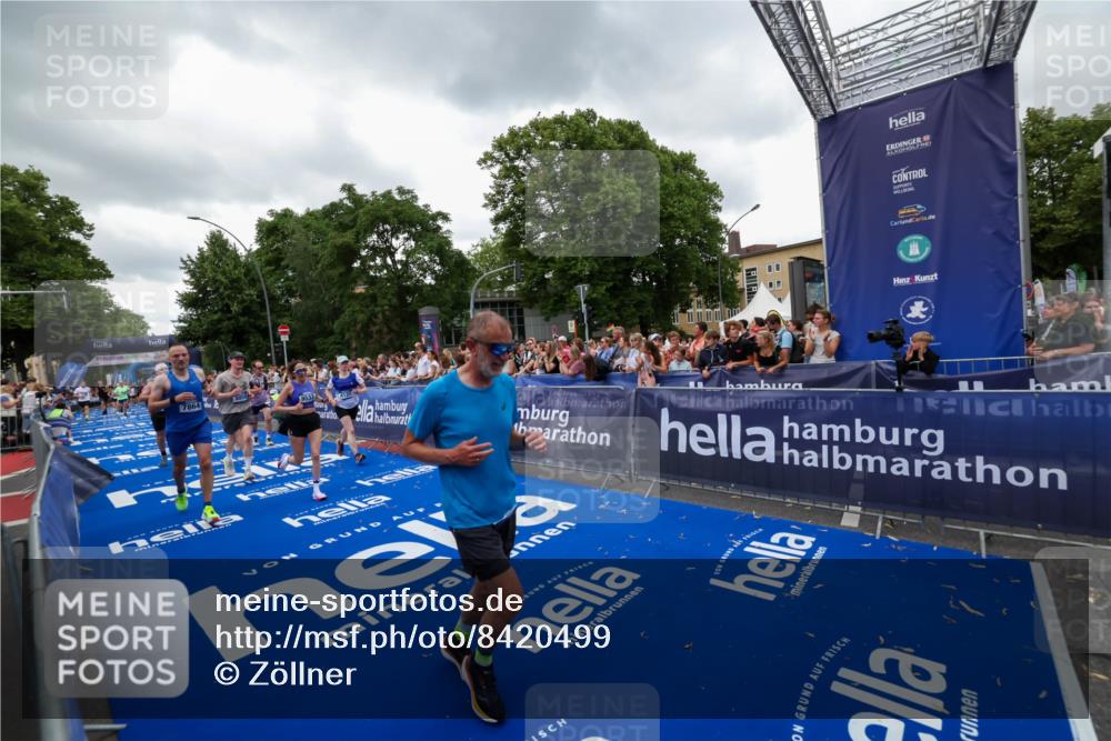 29.06.2025 - hella hamburg halbmarathon Zöllner http://msf.ph/oto/8420499 29.06.2025 10:53:11 Ziel 2111, 2208, 3059, 3258, 4121, 7864, 8587, 9537, 14323, 16986, 19208 meine-sportfotos.de