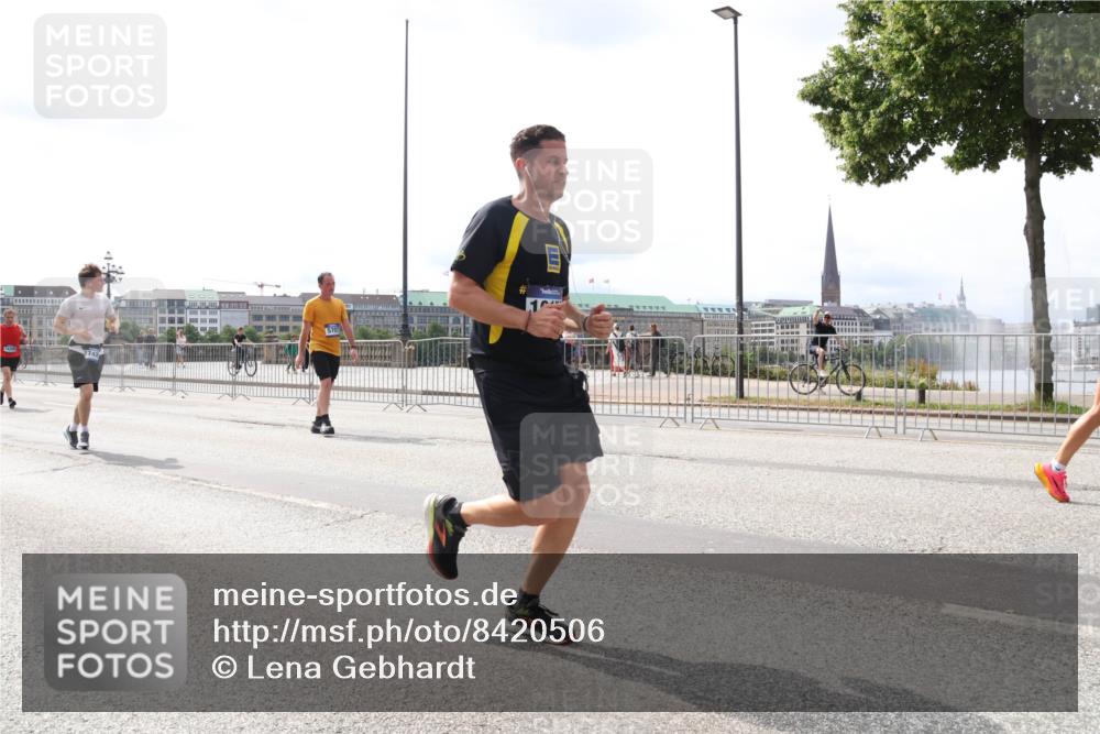 29.06.2025 - hella hamburg halbmarathon Lena Gebhardt http://msf.ph/oto/8420506 29.06.2025 10:27:36 Lombardsbrücke 2080, 2775, 3389, 4372, 5177, 5285, 5825, 6214, 6259, 7234, 7314, 7764, 7944, 7978, 8085, 8281, 9688, 10077, 10158, 10412, 10413, 11256, 11766, 12500, 12823, 13043, 13860, 14206, 15607, 15641, 16569, 16804, 16838, 17427, 17791, 18012, 18097, 18301, 18626, 18766 meine-sportfotos.de