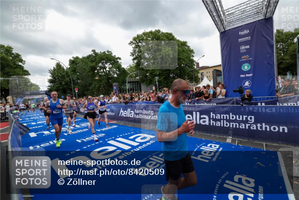 29.06.2025 - hella hamburg halbmarathon Zöllner http://msf.ph/oto/8420509 29.06.2025 10:53:11 Ziel 2111, 2208, 3059, 3258, 4121, 7864, 8587, 9537, 14323, 16986, 19208 meine-sportfotos.de