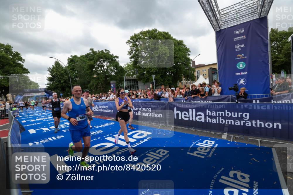29.06.2025 - hella hamburg halbmarathon Zöllner http://msf.ph/oto/8420520 29.06.2025 10:53:12 Ziel 2111, 2208, 3059, 3258, 4121, 7383, 7864, 8273, 9537, 14323, 16929, 16986, 19208 meine-sportfotos.de