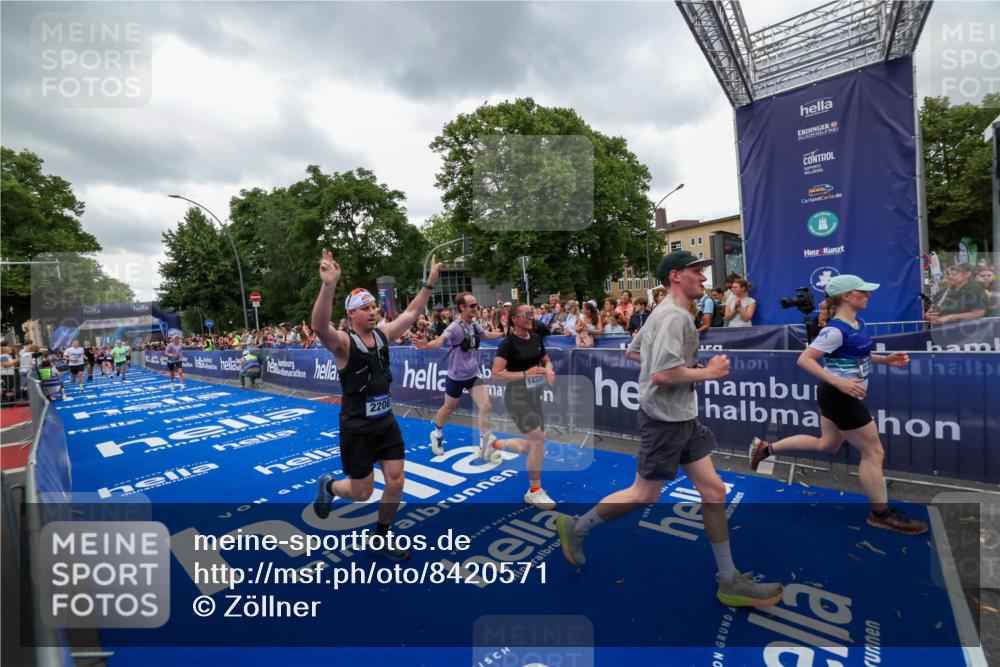 29.06.2025 - hella hamburg halbmarathon Zöllner http://msf.ph/oto/8420571 29.06.2025 10:53:13 Ziel 2111, 2208, 3059, 4121, 7383, 7864, 8273, 8361, 9537, 14323, 16929, 16986, 19208 meine-sportfotos.de