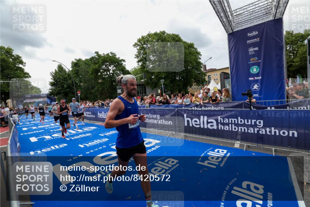 29.06.2025 - hella hamburg halbmarathon Zöllner http://msf.ph/oto/8420572 29.06.2025 10:31:20 Ziel 3955, 4812, 10017, 10298, 11857, 12232, 14450, 14548, 19042 meine-sportfotos.de