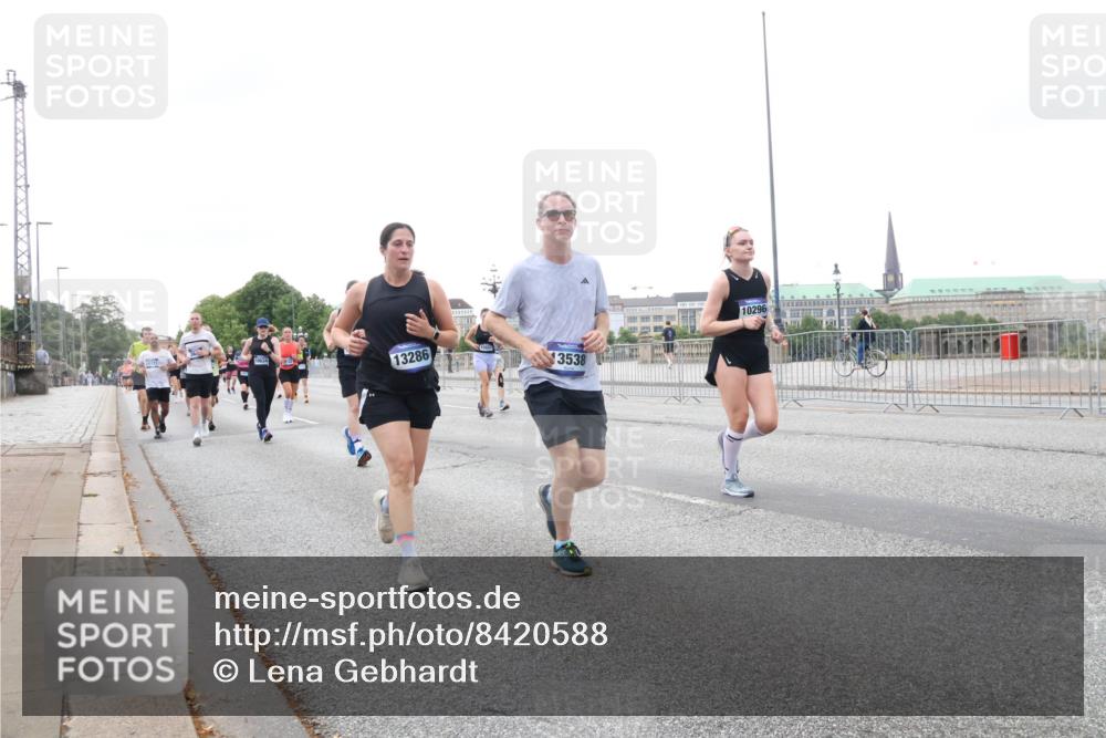 29.06.2025 - hella hamburg halbmarathon Lena Gebhardt http://msf.ph/oto/8420588 29.06.2025 10:52:27 Lombardsbrücke 13286, 3538, 10296, 1369, 1418, 1826, 1978, 2362, 2420, 2528, 2983, 3038, 3140, 3227, 3645, 4087, 4273, 4436, 4591, 4598, 4606, 4815, 5062, 5262, 5360, 6386, 6403, 6404, 6406, 6456, 6671, 6985, 7511, 7690, 7691, 7735, 7812, 8194, 8196, 8250, 8251, 8621, 8641, 9068, 9070, 9103, 9368, 9460, 9730, 9731, 10080, 10296, 10342, 10392, 10600, 10634, 10673, 10879, 10884, 10928, 11084, 11126, 11127, 11297, 11375, 11736, 11899, 11974, 12546, 12558, 12994 meine-sportfotos.de