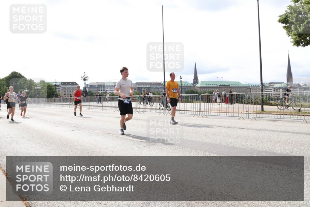 29.06.2025 - hella hamburg halbmarathon Lena Gebhardt http://msf.ph/oto/8420605 29.06.2025 10:27:37 Lombardsbrücke 1742, 2080, 2775, 3389, 4372, 5177, 5285, 5825, 6214, 6259, 7764, 7944, 7978, 8085, 8281, 9688, 10077, 10158, 10412, 10413, 11256, 11766, 12500, 12823, 13043, 13860, 14206, 15607, 15641, 16569, 16804, 16838, 17427, 17791, 18012, 18097, 18301, 18626, 18766 meine-sportfotos.de