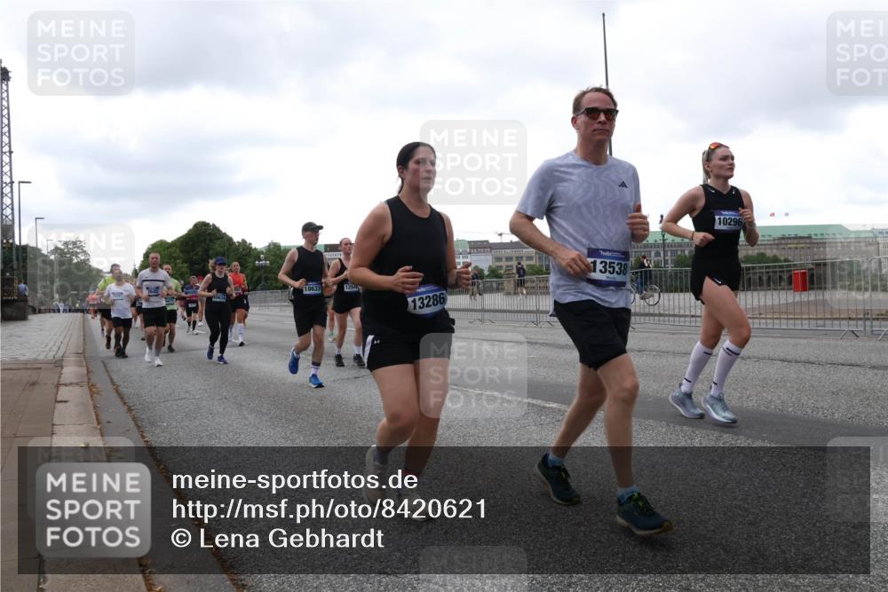 29.06.2025 - hella hamburg halbmarathon Lena Gebhardt http://msf.ph/oto/8420621 29.06.2025 10:52:27 Lombardsbrücke 3645, 18633, 1254, 13286, 13538, 10296, 1369, 1418, 1826, 1978, 2362, 2420, 2528, 2983, 3038, 3140, 3227, 3645, 4087, 4273, 4436, 4591, 4598, 4606, 4815, 5062, 5262, 5360, 6386, 6403, 6404, 6406, 6456, 6671, 6985, 7511, 7690, 7691, 7735, 7812, 8194, 8196, 8250, 8251, 8621, 8641, 9068, 9070, 9103, 9368, 9460, 9730, 9731, 10080, 10296, 10342, 10392, 10600, 10634, 10673, 10879, 10884, 10928, 11084, 11126, 11127, 11297, 11375, 11736, 11899, 11974, 12546, 12558, 12994 meine-sportfotos.de