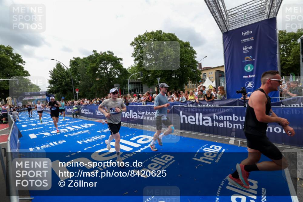 29.06.2025 - hella hamburg halbmarathon Zöllner http://msf.ph/oto/8420625 29.06.2025 10:31:22 Ziel 3955, 4812, 10298, 11857, 12232, 14450, 14548, 19042 meine-sportfotos.de