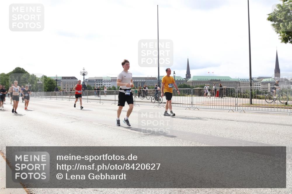 29.06.2025 - hella hamburg halbmarathon Lena Gebhardt http://msf.ph/oto/8420627 29.06.2025 10:27:37 Lombardsbrücke 18766, 6214, 1742, 2080, 2775, 3389, 4372, 5177, 5285, 5825, 6214, 6259, 7764, 7944, 7978, 8085, 8281, 9688, 10077, 10158, 10412, 10413, 11256, 11766, 12500, 12823, 13043, 13860, 14206, 15607, 15641, 16569, 16804, 16838, 17427, 17791, 18012, 18097, 18301, 18626, 18766 meine-sportfotos.de