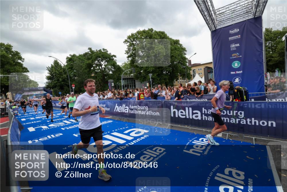 29.06.2025 - hella hamburg halbmarathon Zöllner http://msf.ph/oto/8420646 29.06.2025 10:53:18 Ziel 2074, 2111, 7312, 7383, 8273, 8361, 9142, 12875, 15179, 15681, 16929, 16986, 18901 meine-sportfotos.de