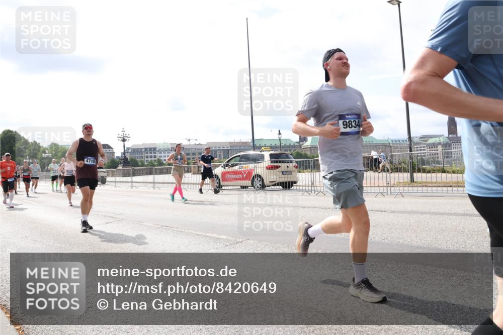 29.06.2025 - hella hamburg halbmarathon Lena Gebhardt http://msf.ph/oto/8420649 29.06.2025 10:18:24 Lombardsbrücke 4710, 9834, 1159, 1160, 1234, 1268, 1325, 1554, 1641, 1820, 1982, 2087, 2147, 2335, 2634, 2703, 2931, 3125, 3202, 3321, 3482, 3529, 3977, 4123, 4383, 4710, 4738, 4802, 4804, 5909, 5910, 6270, 6332, 6533, 7094, 7160, 7454, 7641, 7649, 7838, 7882, 7883, 8067, 8128, 8248, 8341, 8607, 8665, 9222, 9276, 9505, 9539, 9586, 9658, 9717, 9734, 9748, 9834, 9844, 10172, 10332, 10502, 10659, 10687, 10908, 12498, 12541, 12548, 12552, 12703, 13341 meine-sportfotos.de