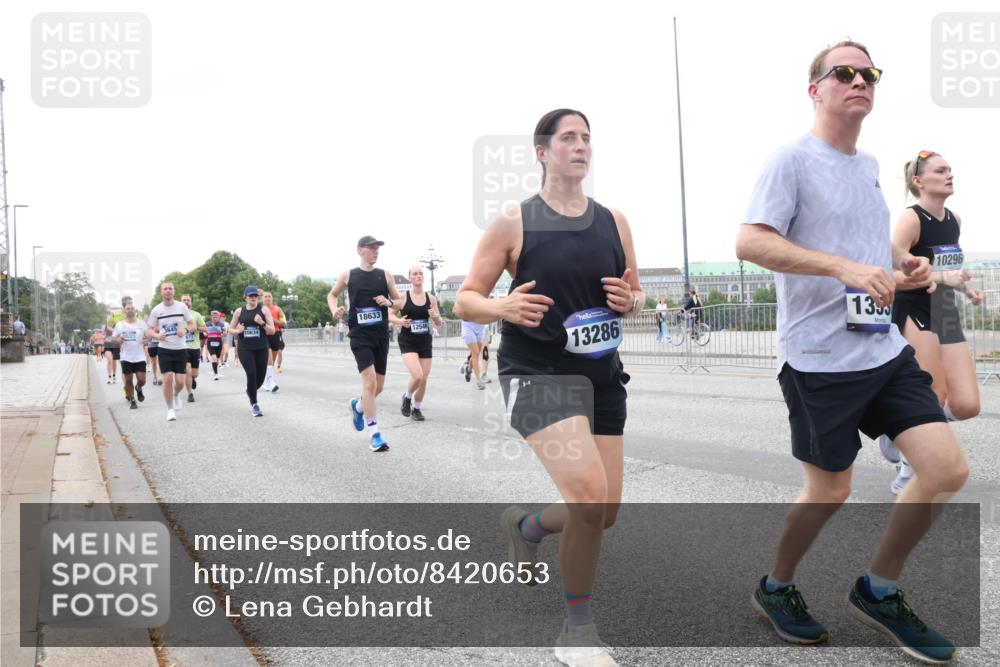 29.06.2025 - hella hamburg halbmarathon Lena Gebhardt http://msf.ph/oto/8420653 29.06.2025 10:52:27 Lombardsbrücke 1645, 10634, 18633, 125460, 13286, 135, 10296, 1369, 1418, 1826, 1978, 2362, 2420, 2528, 2983, 3038, 3140, 3227, 3645, 4087, 4273, 4436, 4591, 4598, 4606, 4815, 5062, 5262, 5360, 6386, 6403, 6404, 6406, 6456, 6671, 6985, 7511, 7690, 7691, 7735, 7812, 8194, 8196, 8250, 8251, 8621, 8641, 9068, 9070, 9103, 9368, 9460, 9730, 9731, 10080, 10296, 10342, 10392, 10600, 10634, 10673, 10879, 10884, 10928, 11084, 11126, 11127, 11297, 11375, 11736, 11899, 11974, 12546, 12558, 12994 meine-sportfotos.de