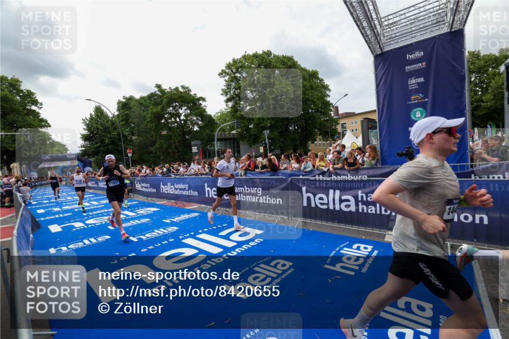 29.06.2025 - hella hamburg halbmarathon Zöllner http://msf.ph/oto/8420655 29.06.2025 10:31:22 Ziel 3955, 4812, 10298, 11857, 12232, 14450, 14548, 19042 meine-sportfotos.de