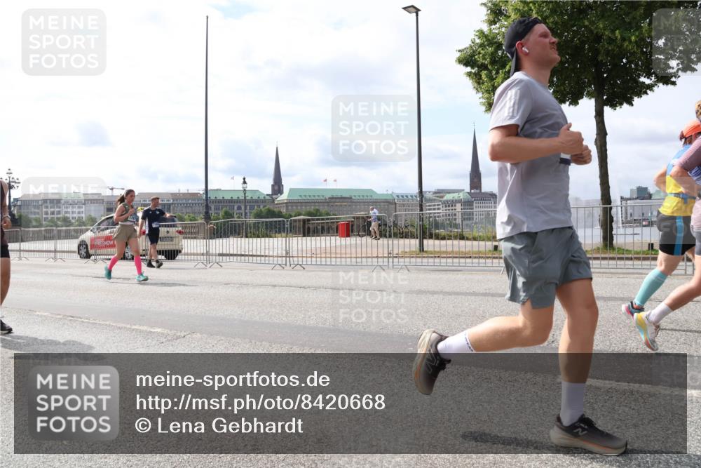 29.06.2025 - hella hamburg halbmarathon Lena Gebhardt http://msf.ph/oto/8420668 29.06.2025 10:18:24 Lombardsbrücke 1159, 1160, 1234, 1268, 1325, 1554, 1641, 1820, 1982, 2087, 2147, 2335, 2634, 2703, 2931, 3125, 3202, 3321, 3482, 3529, 3977, 4123, 4383, 4710, 4738, 4802, 4804, 5909, 5910, 6270, 6332, 6533, 7094, 7160, 7454, 7641, 7649, 7838, 7882, 7883, 8067, 8128, 8248, 8341, 8607, 8665, 9222, 9276, 9505, 9539, 9586, 9658, 9717, 9734, 9748, 9834, 9844, 10172, 10332, 10502, 10659, 10687, 10908, 12498, 12541, 12548, 12552, 12703, 13341 meine-sportfotos.de