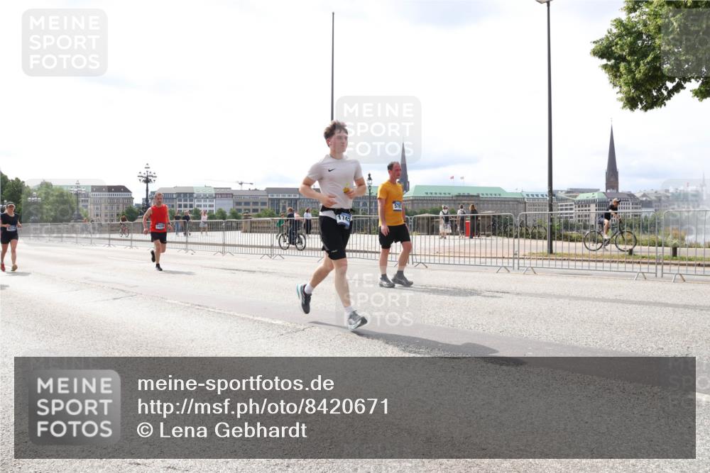 29.06.2025 - hella hamburg halbmarathon Lena Gebhardt http://msf.ph/oto/8420671 29.06.2025 10:27:37 Lombardsbrücke 6214, 14206, 2080, 2775, 3389, 4372, 5177, 5285, 5825, 6214, 6259, 7764, 7944, 7978, 8085, 8281, 9688, 10077, 10158, 10412, 10413, 11256, 11766, 12500, 12823, 13043, 13860, 14206, 15607, 15641, 16569, 16804, 16838, 17427, 17791, 18012, 18097, 18301, 18626, 18766 meine-sportfotos.de