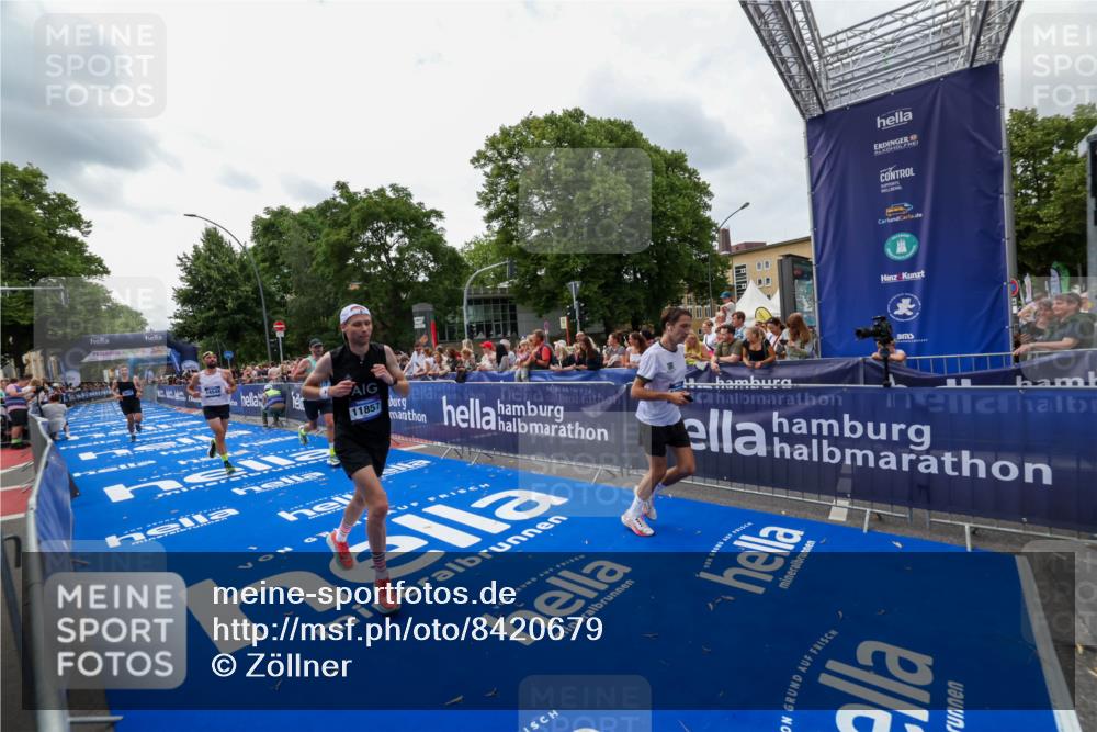 29.06.2025 - hella hamburg halbmarathon Zöllner http://msf.ph/oto/8420679 29.06.2025 10:31:23 Ziel 3955, 4812, 11857, 14450, 14548, 19042 meine-sportfotos.de