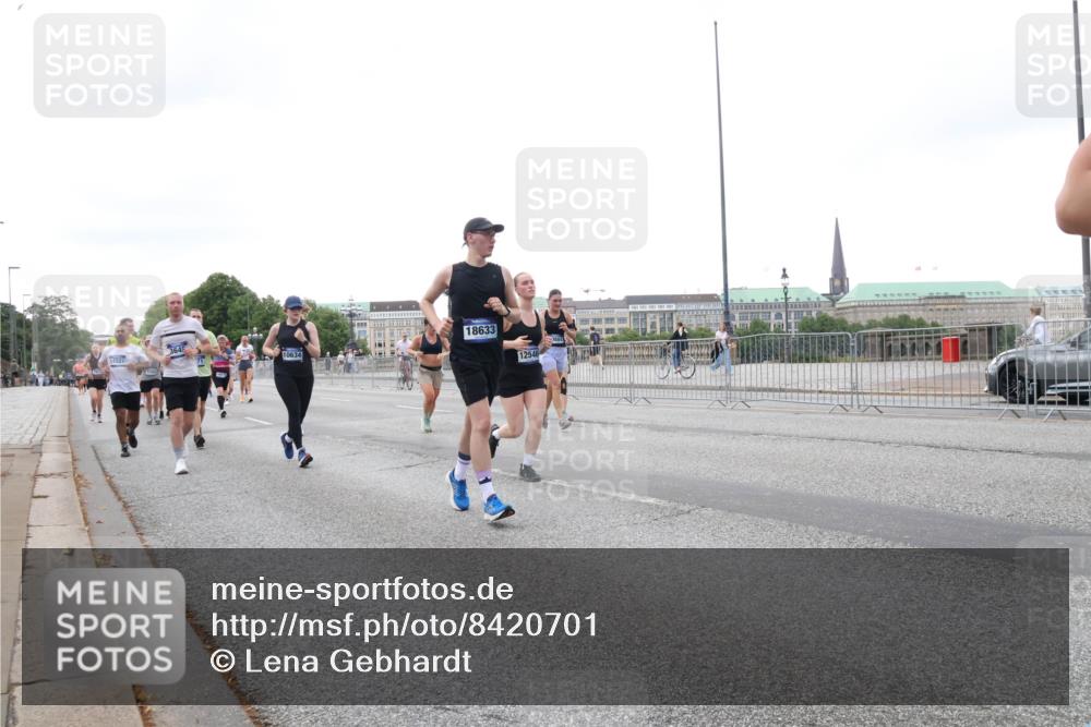 29.06.2025 - hella hamburg halbmarathon Lena Gebhardt http://msf.ph/oto/8420701 29.06.2025 10:52:28 Lombardsbrücke 10634, 18221, 18633, 12546, 1369, 1418, 1826, 1978, 2362, 2420, 2528, 2983, 3038, 3140, 3227, 3645, 4087, 4273, 4436, 4591, 4598, 4815, 5062, 5262, 5360, 6386, 6403, 6404, 6406, 6456, 6671, 6985, 7511, 7690, 7691, 7735, 7812, 8194, 8196, 8250, 8251, 8641, 9068, 9070, 9103, 9368, 9460, 9730, 9731, 10080, 10296, 10342, 10392, 10600, 10634, 10673, 10879, 10884, 10928, 11084, 11126, 11127, 11297, 11375, 11736, 11899, 11974, 12546, 12558, 12994 meine-sportfotos.de