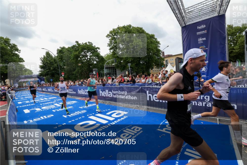 29.06.2025 - hella hamburg halbmarathon Zöllner http://msf.ph/oto/8420705 29.06.2025 10:31:24 Ziel 3955, 4812, 11857, 14548, 19042 meine-sportfotos.de