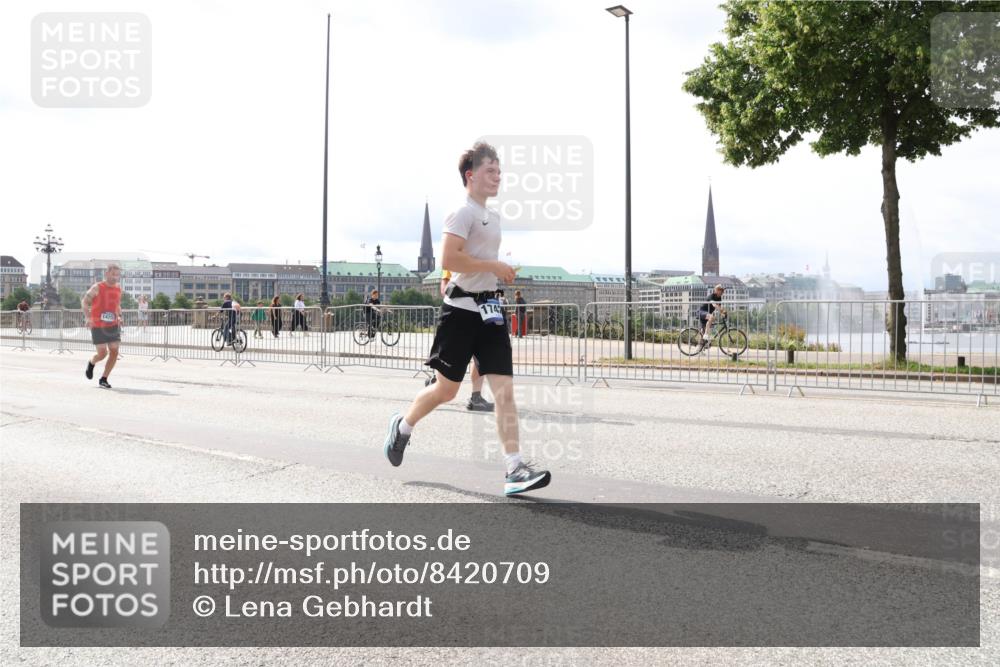 29.06.2025 - hella hamburg halbmarathon Lena Gebhardt http://msf.ph/oto/8420709 29.06.2025 10:27:37 Lombardsbrücke 1420, 2080, 2775, 3389, 4372, 5177, 5285, 5825, 6214, 6259, 7764, 7944, 7978, 8085, 8281, 9688, 10077, 10158, 10412, 10413, 11256, 11766, 12500, 12823, 13043, 13860, 14206, 15607, 15641, 16569, 16804, 16838, 17427, 17791, 18012, 18097, 18301, 18626, 18766 meine-sportfotos.de