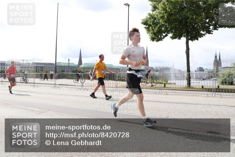 29.06.2025 - hella hamburg halbmarathon Lena Gebhardt http://msf.ph/oto/8420728 29.06.2025 10:27:38 Lombardsbrücke 174, 1148, 2080, 2775, 3389, 4372, 5177, 5285, 5825, 6214, 6259, 7764, 7944, 7978, 8085, 9688, 10077, 10158, 10412, 10413, 11256, 11766, 12500, 12823, 13043, 13860, 14206, 15607, 15641, 16569, 16804, 16838, 17427, 17791, 18012, 18097, 18301, 18626, 18766 meine-sportfotos.de