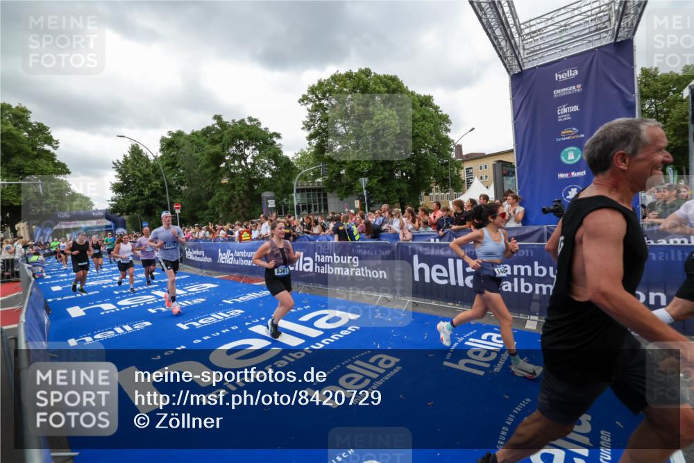 29.06.2025 - hella hamburg halbmarathon Zöllner http://msf.ph/oto/8420729 29.06.2025 10:53:21 Ziel 1683, 2074, 2354, 4065, 7312, 7383, 8273, 8361, 9142, 11844, 12490, 12875, 15179, 15681, 15838, 16929, 18134, 18901 meine-sportfotos.de