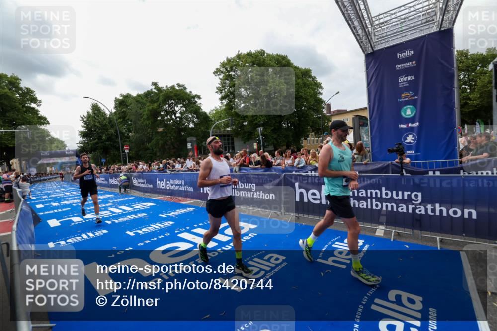 29.06.2025 - hella hamburg halbmarathon Zöllner http://msf.ph/oto/8420744 29.06.2025 10:31:25 Ziel 3955, 4812, 14548, 19118 meine-sportfotos.de