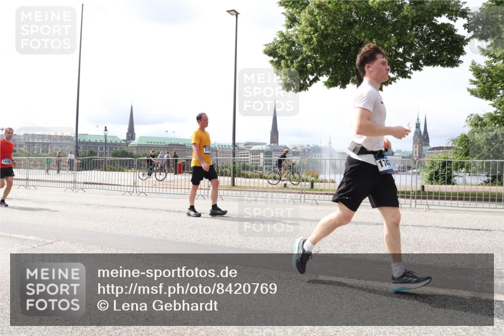 29.06.2025 - hella hamburg halbmarathon Lena Gebhardt http://msf.ph/oto/8420769 29.06.2025 10:27:38 Lombardsbrücke 14206, 570, 1747, 1148, 2080, 2775, 3389, 4372, 5177, 5285, 5825, 6214, 6259, 7764, 7944, 7978, 8085, 9688, 10077, 10158, 10412, 10413, 11256, 11766, 12500, 12823, 13043, 13860, 14206, 15607, 15641, 16569, 16804, 16838, 17427, 17791, 18012, 18097, 18301, 18626, 18766 meine-sportfotos.de