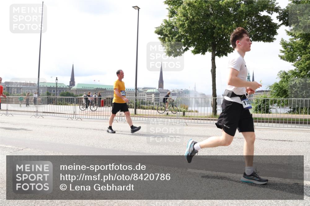 29.06.2025 - hella hamburg halbmarathon Lena Gebhardt http://msf.ph/oto/8420786 29.06.2025 10:27:38 Lombardsbrücke 570, 174, 1148, 2080, 2775, 3389, 4372, 5177, 5285, 5825, 6214, 6259, 7764, 7944, 7978, 8085, 9688, 10077, 10158, 10412, 10413, 11256, 11766, 12500, 12823, 13043, 13860, 14206, 15607, 15641, 16569, 16804, 16838, 17427, 17791, 18012, 18097, 18301, 18626, 18766 meine-sportfotos.de
