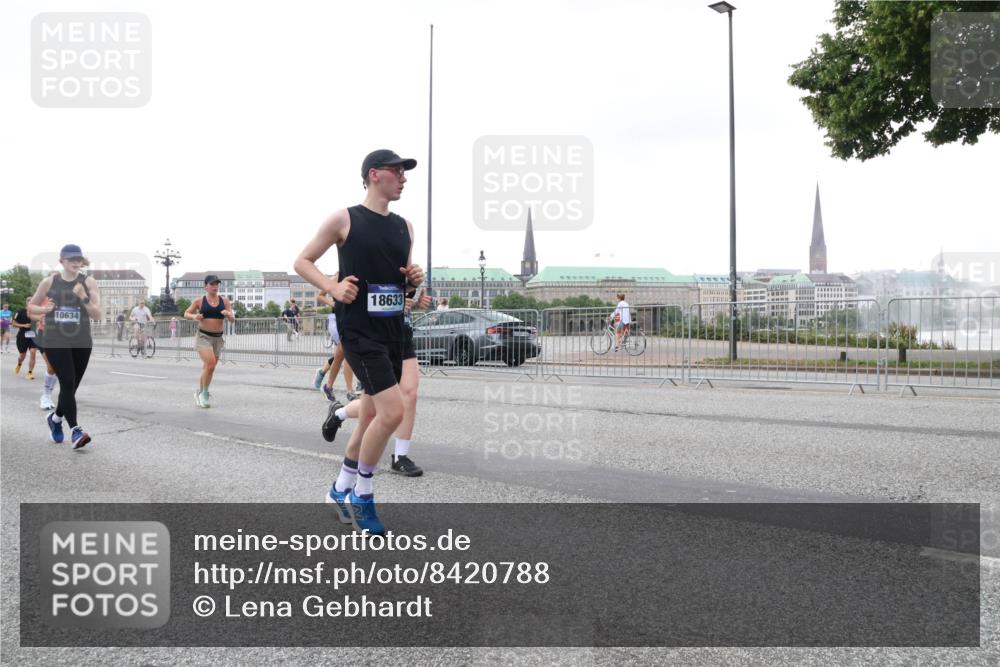 29.06.2025 - hella hamburg halbmarathon Lena Gebhardt http://msf.ph/oto/8420788 29.06.2025 10:52:29 Lombardsbrücke 10634, 18633, 1369, 1826, 1978, 2362, 2420, 2528, 2983, 3038, 3140, 3227, 3645, 4087, 4273, 4436, 4591, 4815, 5062, 5262, 5360, 6386, 6403, 6404, 6406, 6456, 6671, 6985, 7511, 7690, 7691, 7735, 7812, 8194, 8196, 8250, 8251, 8641, 9068, 9070, 9103, 9368, 9460, 9730, 9731, 10080, 10296, 10342, 10392, 10600, 10634, 10673, 10879, 10884, 10928, 11084, 11126, 11127, 11297, 11375, 11736, 11899, 11974, 12546, 12558, 12994 meine-sportfotos.de