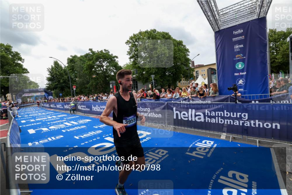 29.06.2025 - hella hamburg halbmarathon Zöllner http://msf.ph/oto/8420798 29.06.2025 10:31:26 Ziel 3955, 14548, 19118 meine-sportfotos.de
