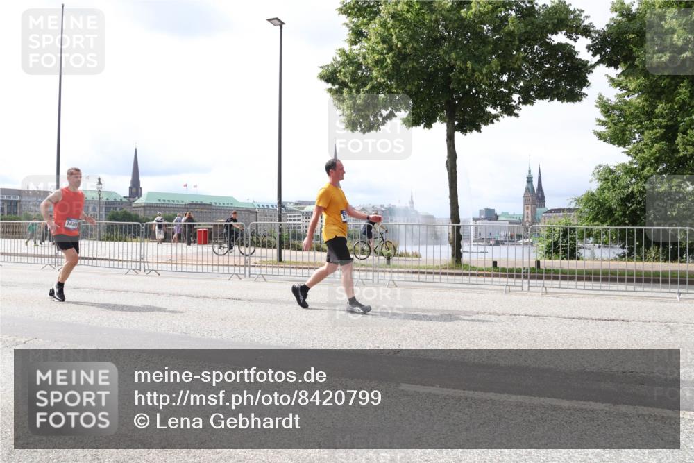 29.06.2025 - hella hamburg halbmarathon Lena Gebhardt http://msf.ph/oto/8420799 29.06.2025 10:27:39 Lombardsbrücke 1420, 1148, 2080, 2775, 3389, 4372, 5177, 5285, 5825, 6214, 6259, 7764, 7944, 7978, 8085, 9567, 9688, 10077, 10158, 10412, 10413, 11256, 11766, 12500, 12823, 13043, 13860, 14206, 15607, 15641, 16569, 16804, 16838, 17427, 17791, 18012, 18097, 18301, 18626, 18766 meine-sportfotos.de