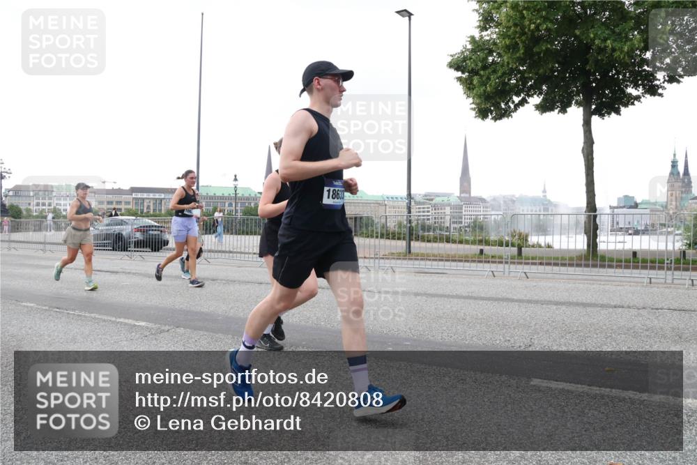 29.06.2025 - hella hamburg halbmarathon Lena Gebhardt http://msf.ph/oto/8420808 29.06.2025 10:52:29 Lombardsbrücke 18633, 1369, 1826, 1978, 2362, 2420, 2528, 2983, 3038, 3140, 3227, 3645, 4087, 4273, 4436, 4591, 4815, 5062, 5262, 5360, 6386, 6403, 6404, 6406, 6456, 6671, 6985, 7511, 7690, 7691, 7735, 7812, 8194, 8196, 8250, 8251, 8641, 9068, 9070, 9103, 9368, 9460, 9730, 9731, 10080, 10296, 10342, 10392, 10600, 10634, 10673, 10879, 10884, 10928, 11084, 11126, 11127, 11297, 11375, 11736, 11899, 11974, 12546, 12558, 12994 meine-sportfotos.de