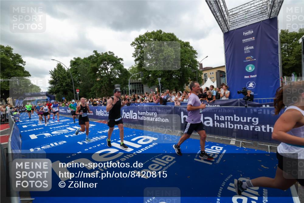 29.06.2025 - hella hamburg halbmarathon Zöllner http://msf.ph/oto/8420815 29.06.2025 10:53:24 Ziel 1683, 1727, 2074, 2354, 4065, 6198, 6942, 7312, 8651, 9142, 11844, 12490, 13997, 15179, 15681, 15838, 18134, 18901 meine-sportfotos.de