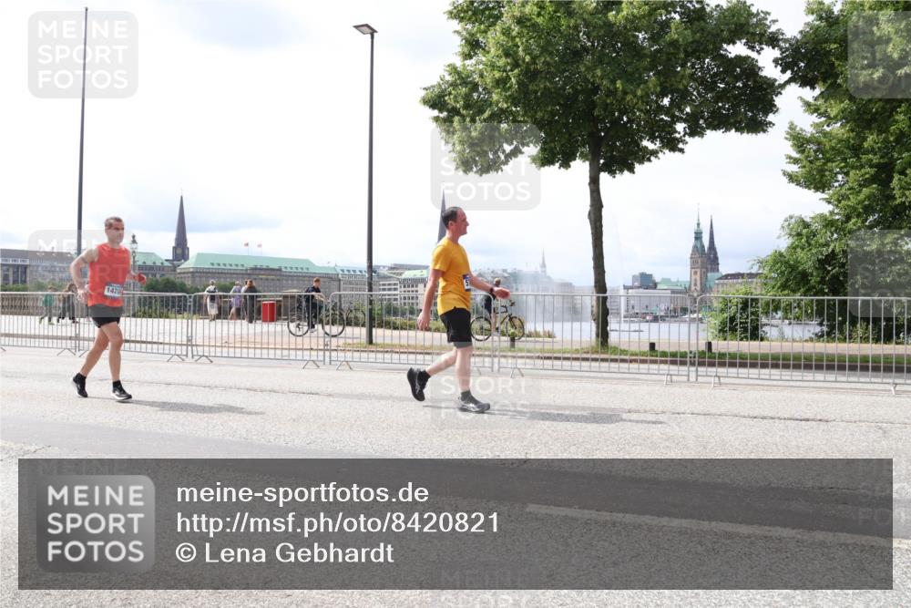 29.06.2025 - hella hamburg halbmarathon Lena Gebhardt http://msf.ph/oto/8420821 29.06.2025 10:27:39 Lombardsbrücke 1420, 1148, 2080, 2775, 3389, 4372, 5177, 5285, 5825, 6214, 6259, 7764, 7944, 7978, 8085, 9567, 9688, 10077, 10158, 10412, 10413, 11256, 11766, 12500, 12823, 13043, 13860, 14206, 15607, 15641, 16569, 16804, 16838, 17427, 17791, 18012, 18097, 18301, 18626, 18766 meine-sportfotos.de