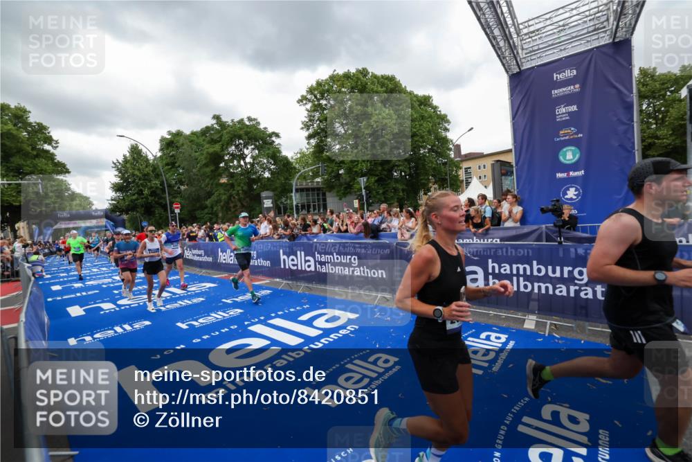 29.06.2025 - hella hamburg halbmarathon Zöllner http://msf.ph/oto/8420851 29.06.2025 10:53:25 Ziel 1683, 1727, 2074, 2354, 4065, 6198, 6629, 6942, 7312, 8651, 11844, 12490, 13997, 15681, 15838, 18134, 18901 meine-sportfotos.de