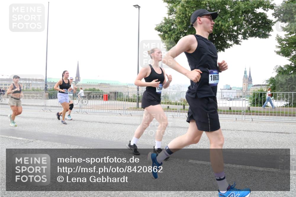 29.06.2025 - hella hamburg halbmarathon Lena Gebhardt http://msf.ph/oto/8420862 29.06.2025 10:52:30 Lombardsbrücke 1254, 18633, 1369, 1826, 1978, 2362, 2420, 2528, 2983, 3038, 3140, 3227, 3645, 4087, 4273, 4436, 4591, 4815, 5262, 5360, 6386, 6403, 6404, 6406, 6456, 6671, 6985, 7032, 7511, 7690, 7691, 7735, 7812, 8194, 8196, 8250, 8251, 8641, 9068, 9070, 9103, 9368, 9730, 9731, 10080, 10296, 10342, 10392, 10600, 10634, 10879, 10884, 10928, 11084, 11126, 11127, 11297, 11375, 11736, 11899, 11974, 12546, 12558, 12994 meine-sportfotos.de