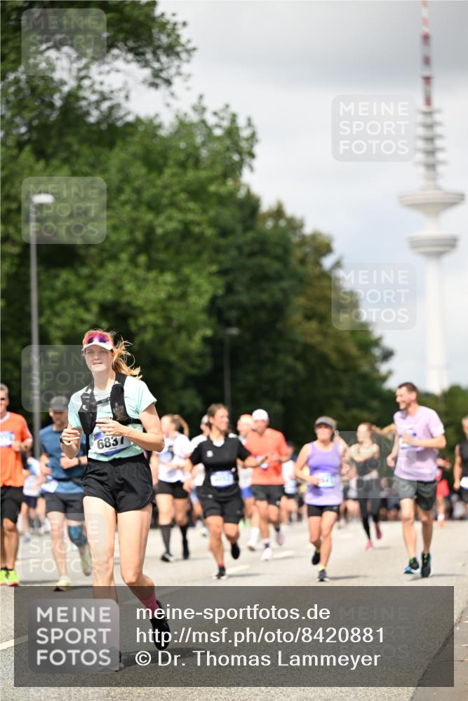 29.06.2025 - hella hamburg halbmarathon Dr. Thomas Lammeyer http://msf.ph/oto/8420881 29.06.2025 10:47:08 Kennedybrücke 1150, 1360, 1656, 1752, 1929, 1994, 2134, 2401, 2450, 2509, 2580, 2940, 2941, 3378, 3874, 4092, 4334, 4778, 4892, 5268, 5403, 5419, 6136, 6440, 6764, 6828, 6837, 7043, 7260, 7357, 7477, 7515, 7557, 7666, 8000, 8161, 8435, 8525, 8526, 9644, 9980, 10008, 10623, 10697, 10734, 10899, 11074, 11075, 11331 meine-sportfotos.de